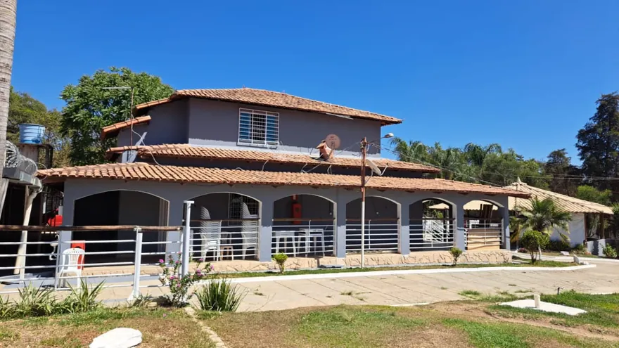 Fachada da sede com varanda em arcos, em unidade de reabilitação da região de Pará de Minas